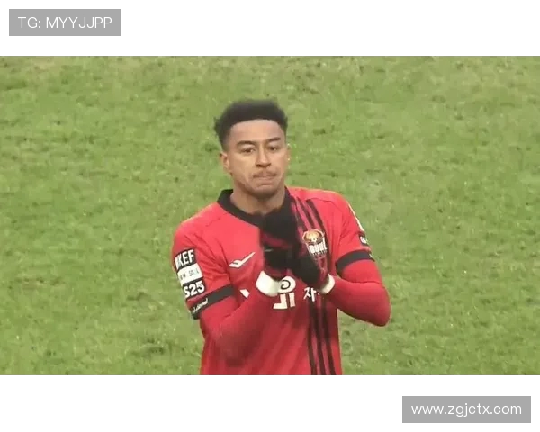 依旧受欢迎的林加德为等候自己的中国球迷亲切签名瞬间引发热议